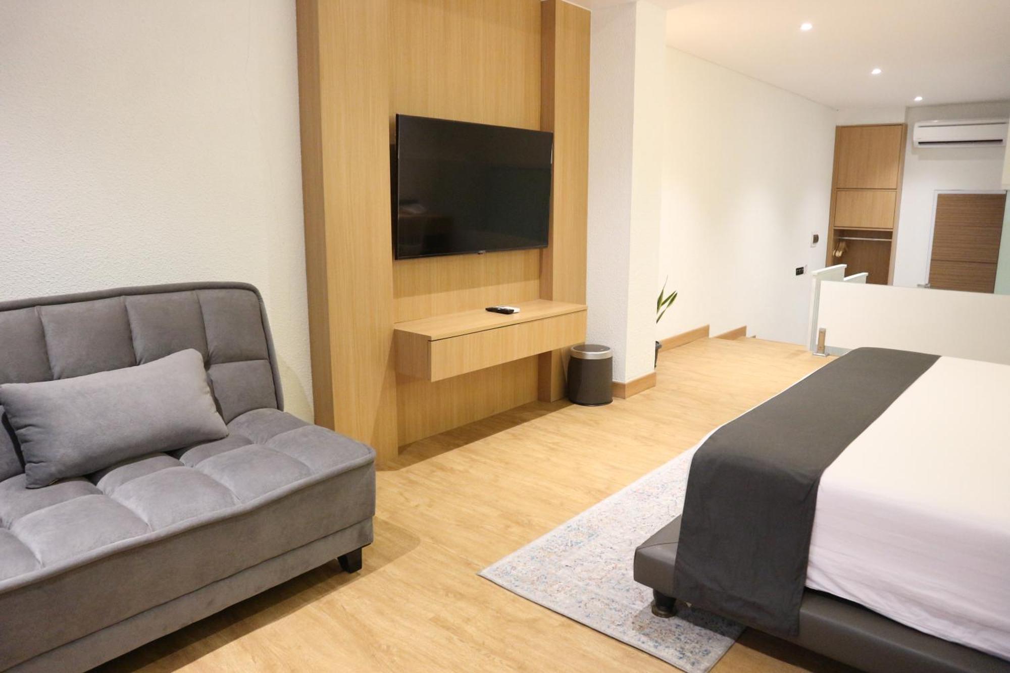 Treehouse Suites - Boutique Serviced Apartment Giacarta Esterno foto